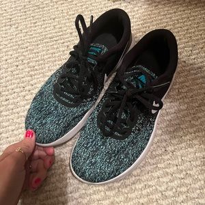 Black & teal Nike tennis shoes
